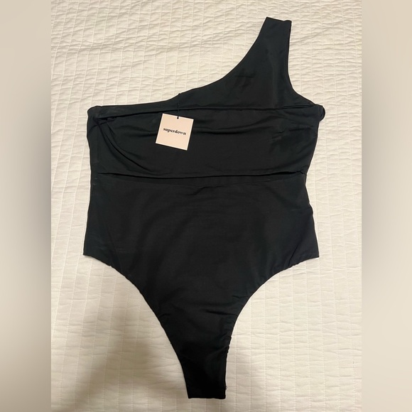 Superdown Tori Cut Out Bodysuit in Black - Picture 6 of 7